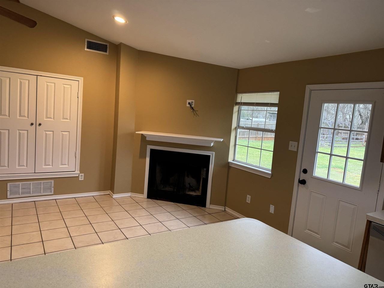 407 Sanders St - Photo 5 of 10