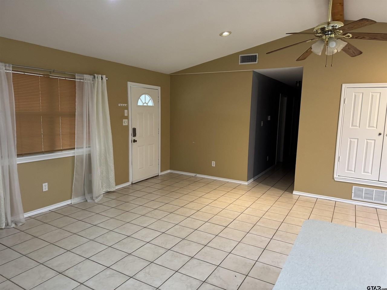 407 Sanders St - Photo 6 of 10