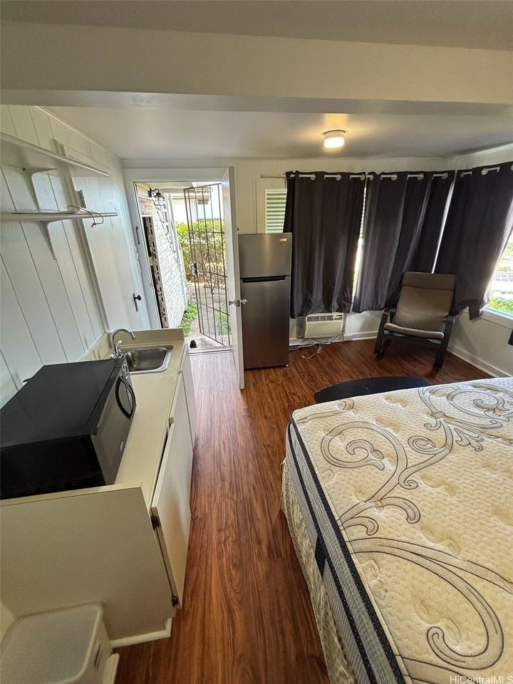 1541 Alencastre St Unit A - Photo 3 of 5