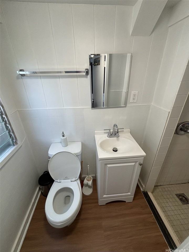 1541 Alencastre St Unit A - Photo 4 of 5