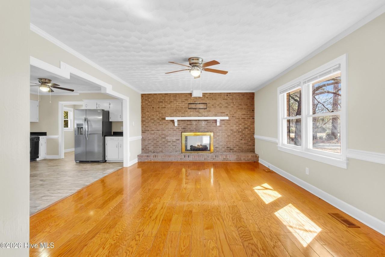 4912 Morton Rd - Photo 2 of 40