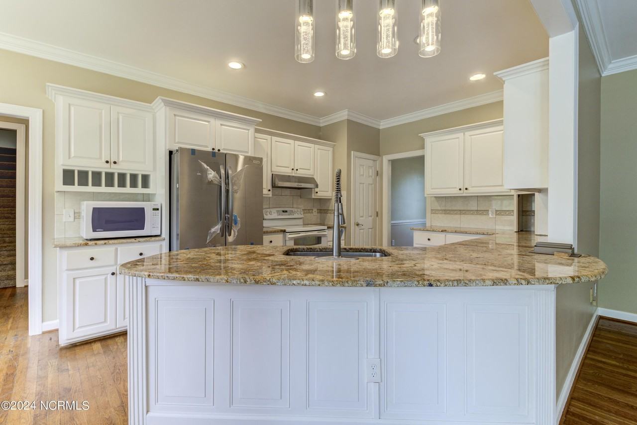 3128 Braemar Ln - Photo 4 of 37