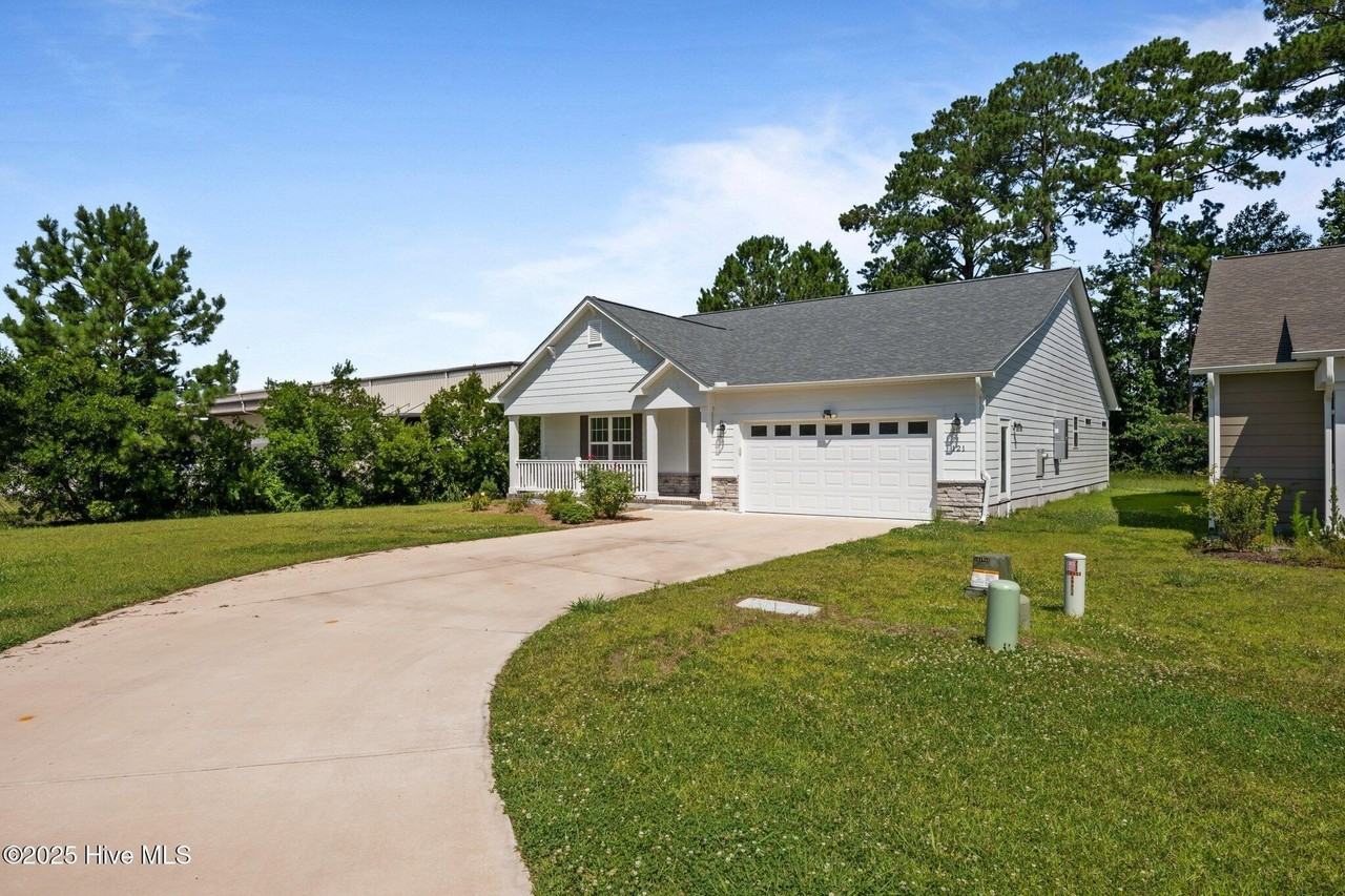 121 Grantham Pl - Photo 2 of 32