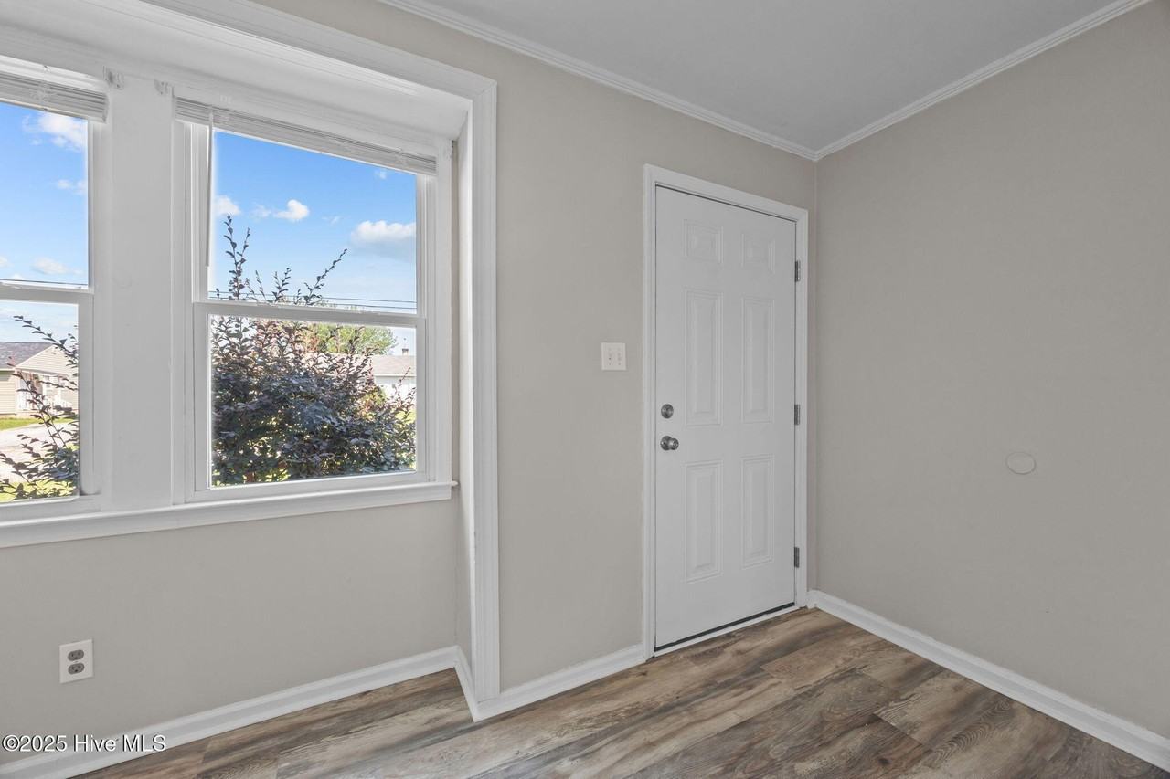 332 Starling St - Photo 2 of 26