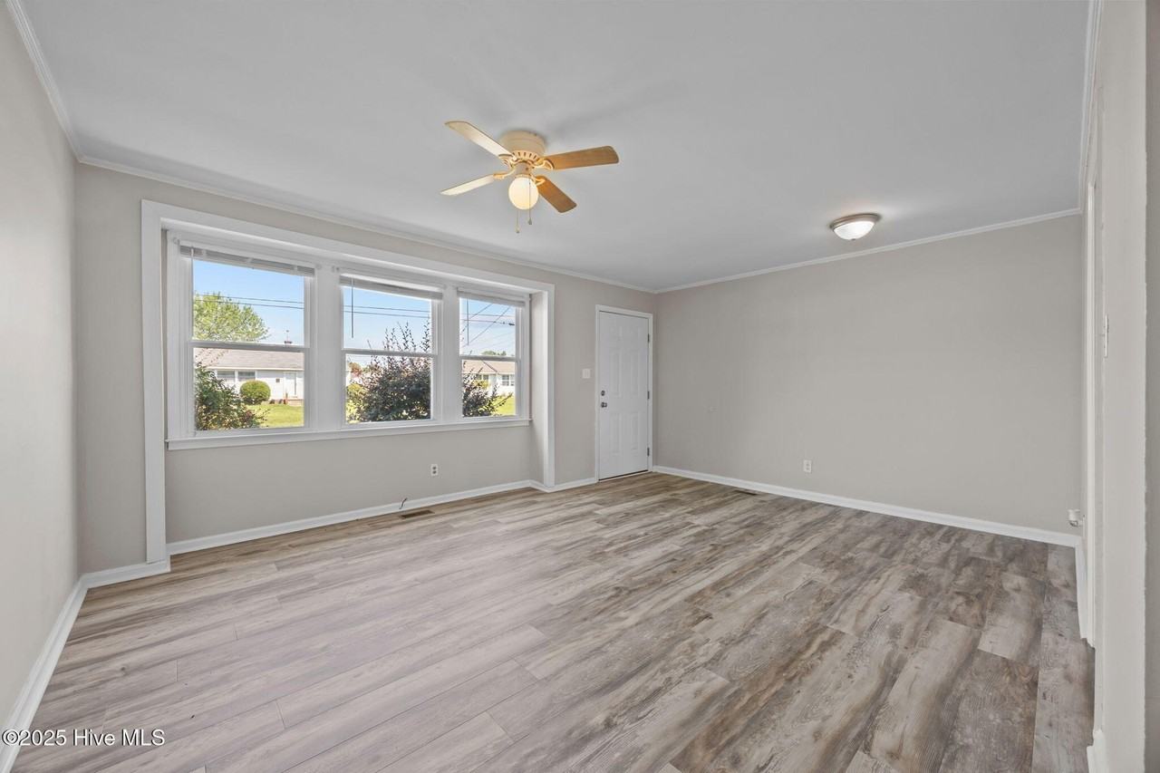 332 Starling St - Photo 3 of 26