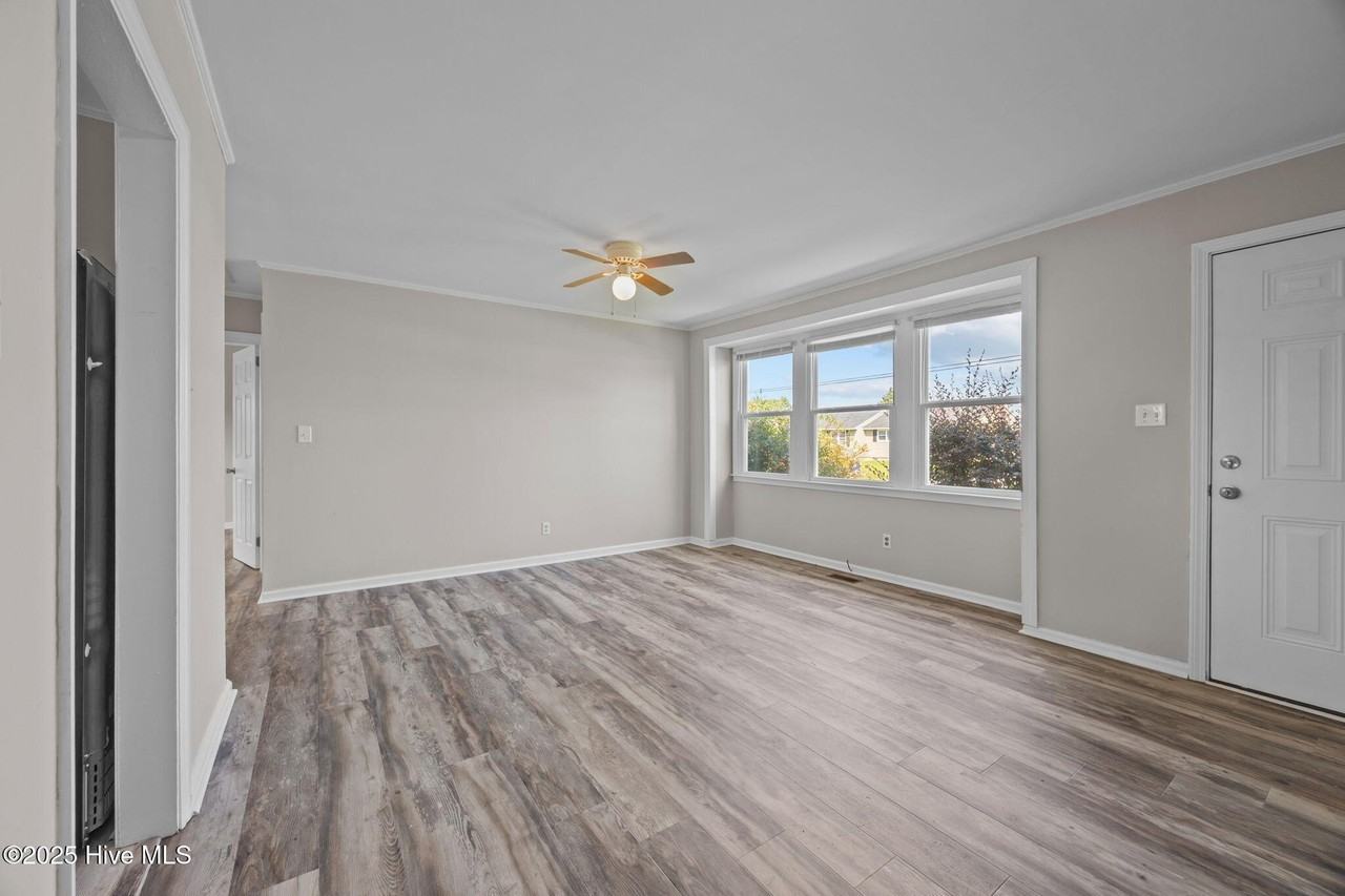 332 Starling St - Photo 5 of 26