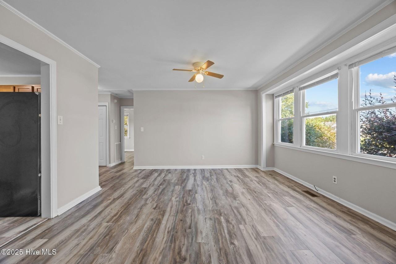 332 Starling St - Photo 6 of 26