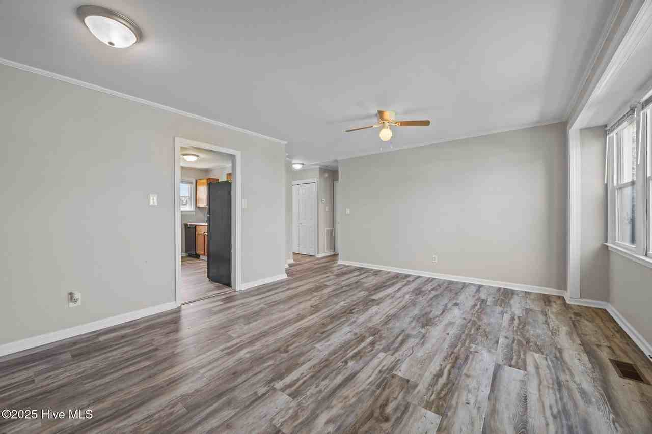 332 Starling St - Photo 7 of 26