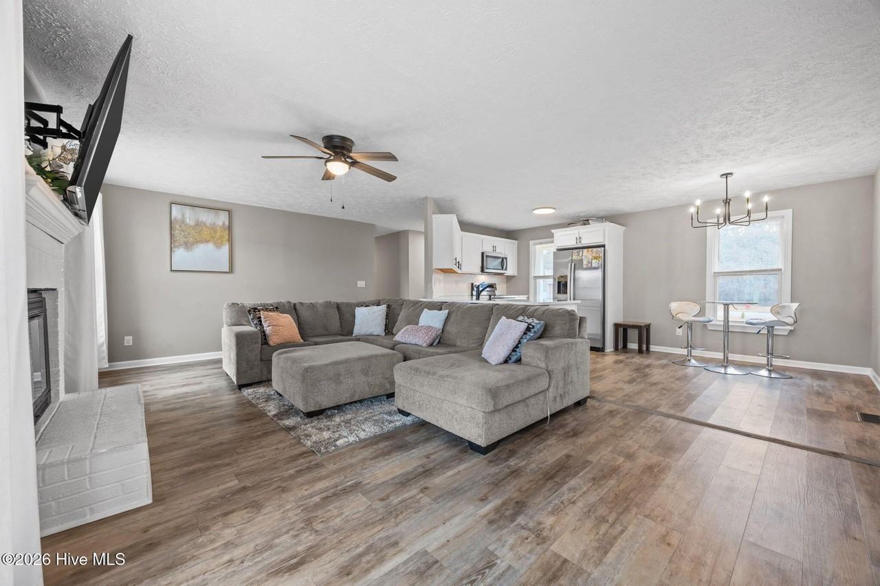 38 Hallmark Dr - Photo 3 of 38