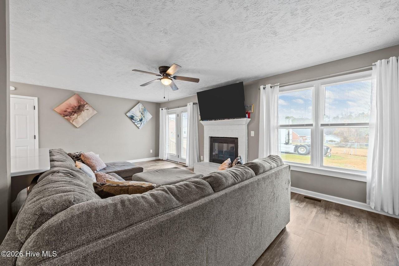 38 Hallmark Dr - Photo 4 of 38