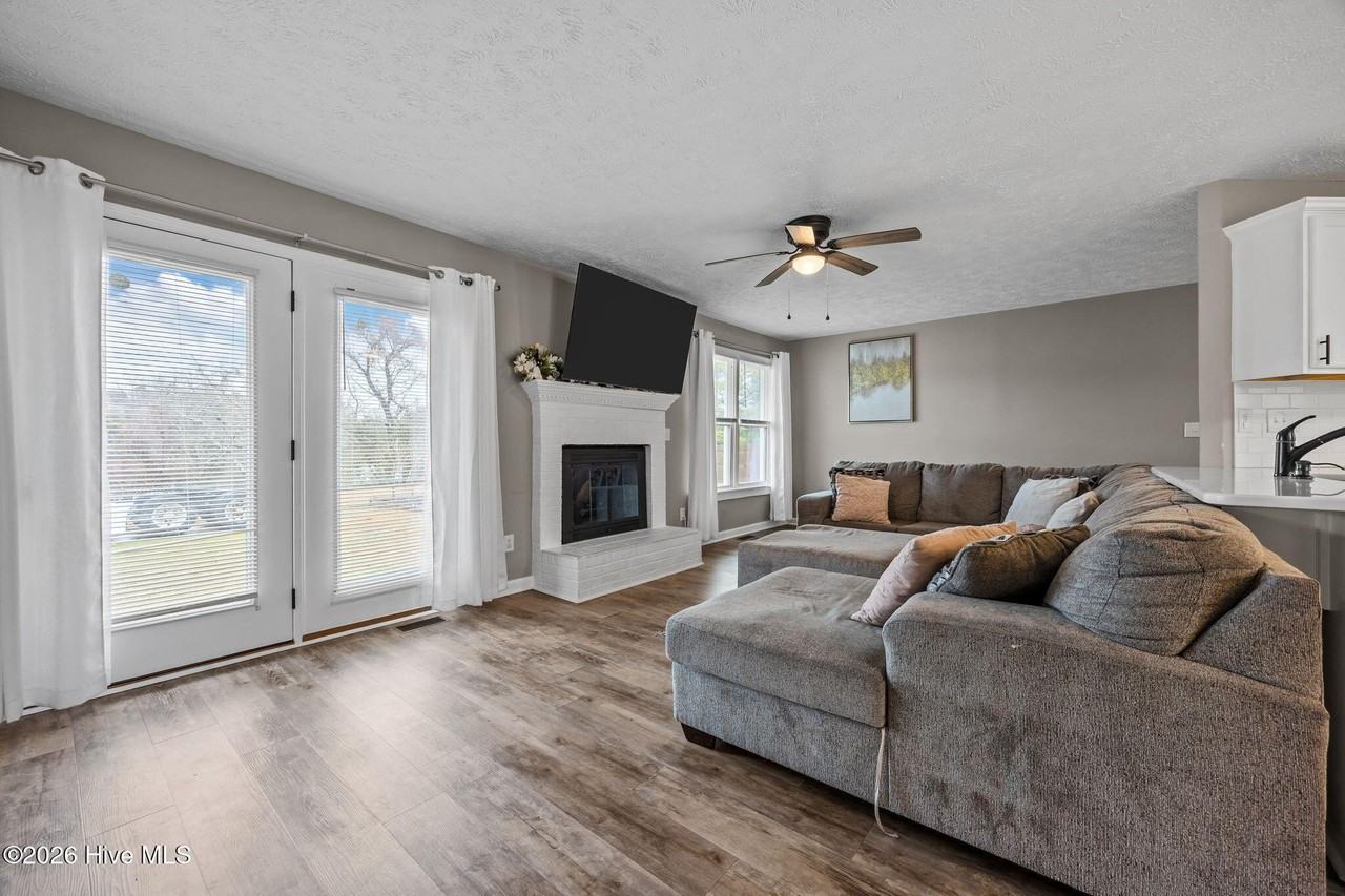 38 Hallmark Dr - Photo 5 of 38