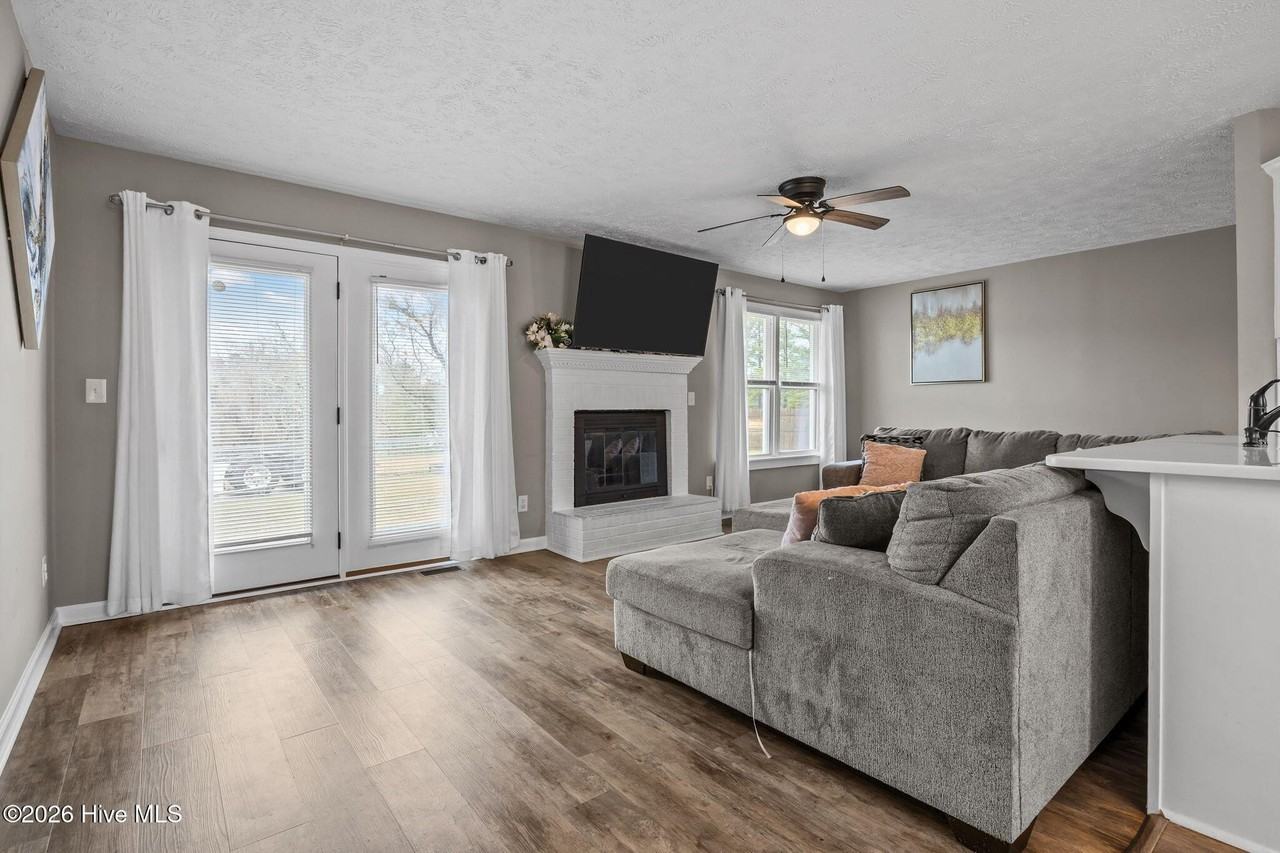 38 Hallmark Dr - Photo 6 of 38