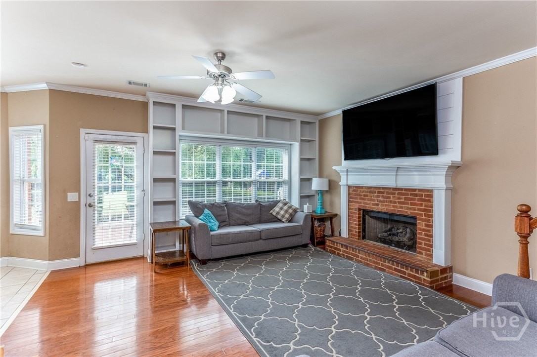 1081 Ruby Way - Photo 4 of 28