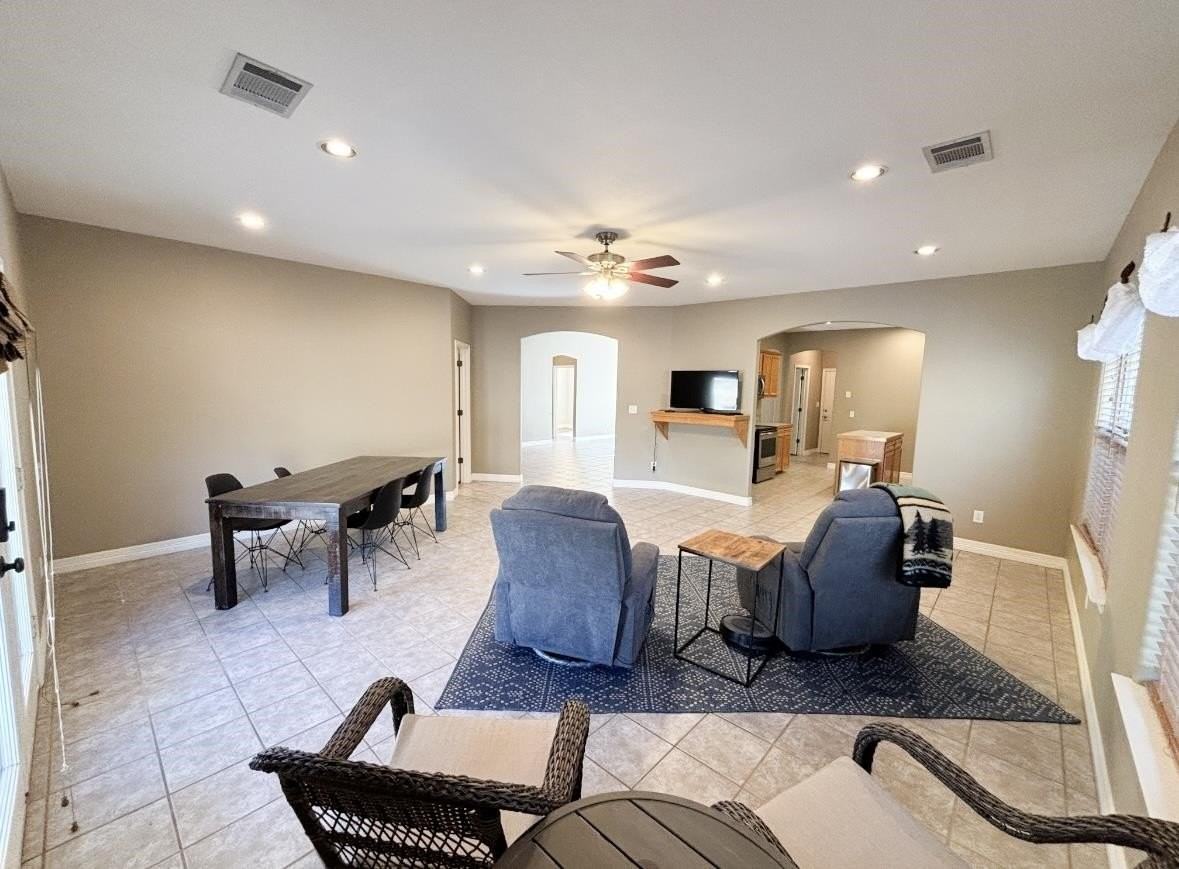 304 Deer Hollow Dr - Photo 5 of 17