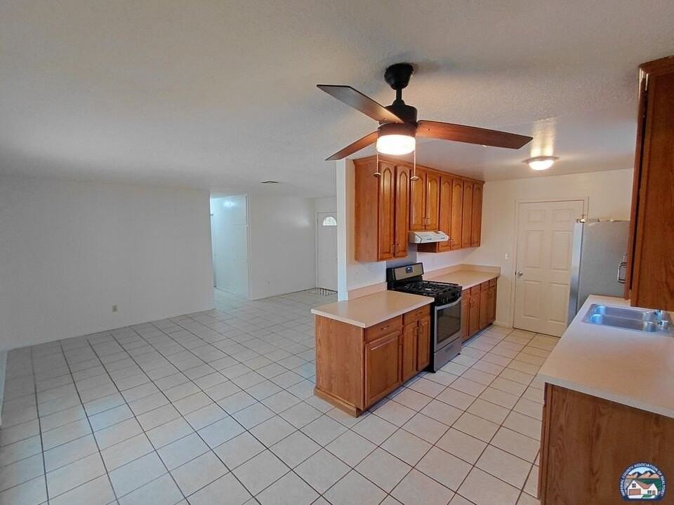 738 Brentwood Ave - Photo 3 of 18