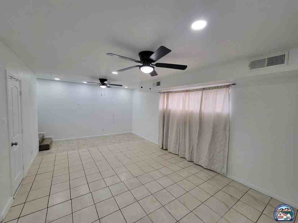 839 W Orange Ave Apt 2 - Photo 2 of 16