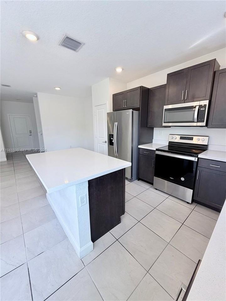 2418 Se 10th Ct - Photo 4 of 32