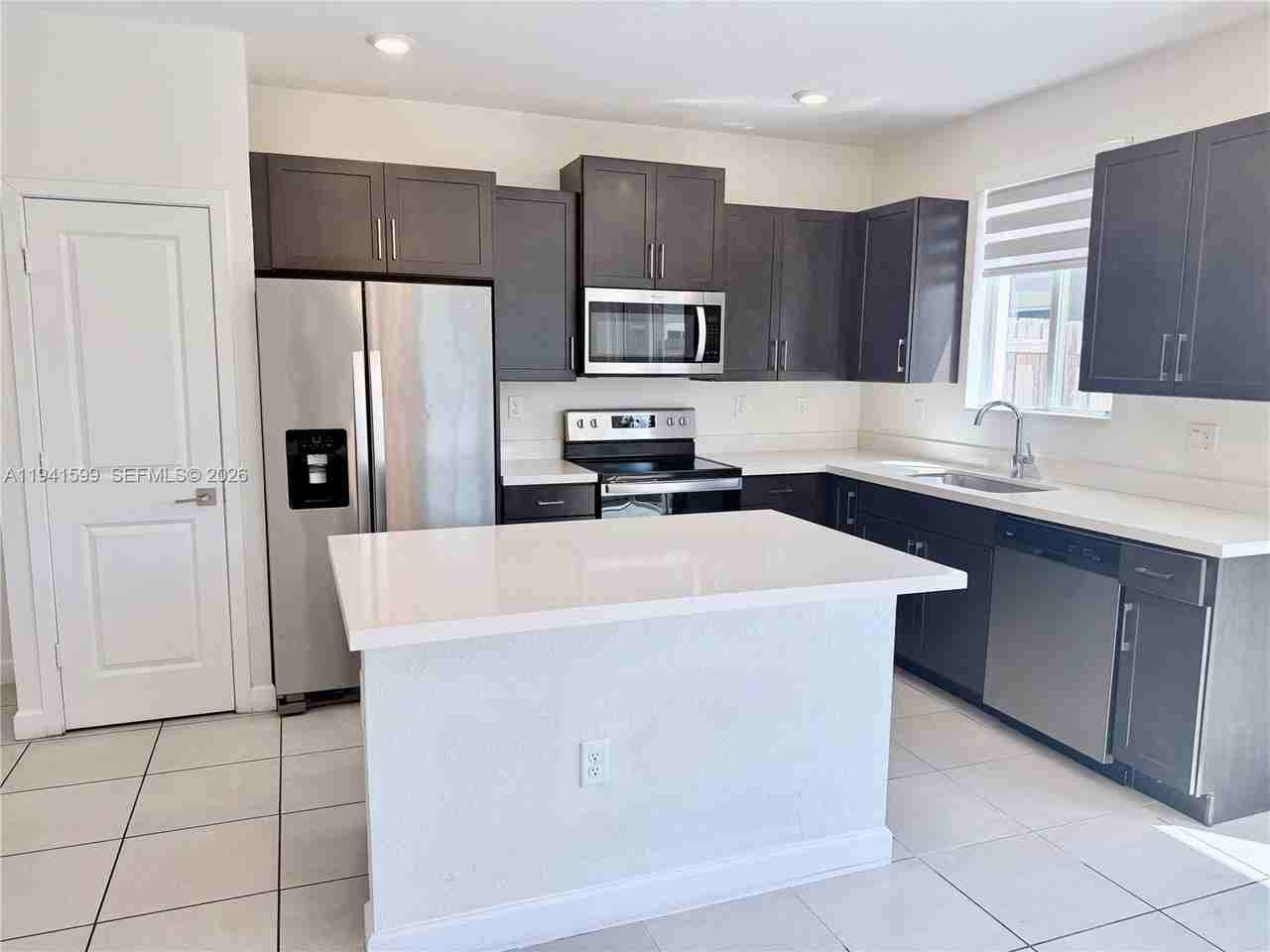 2418 Se 10th Ct - Photo 6 of 32