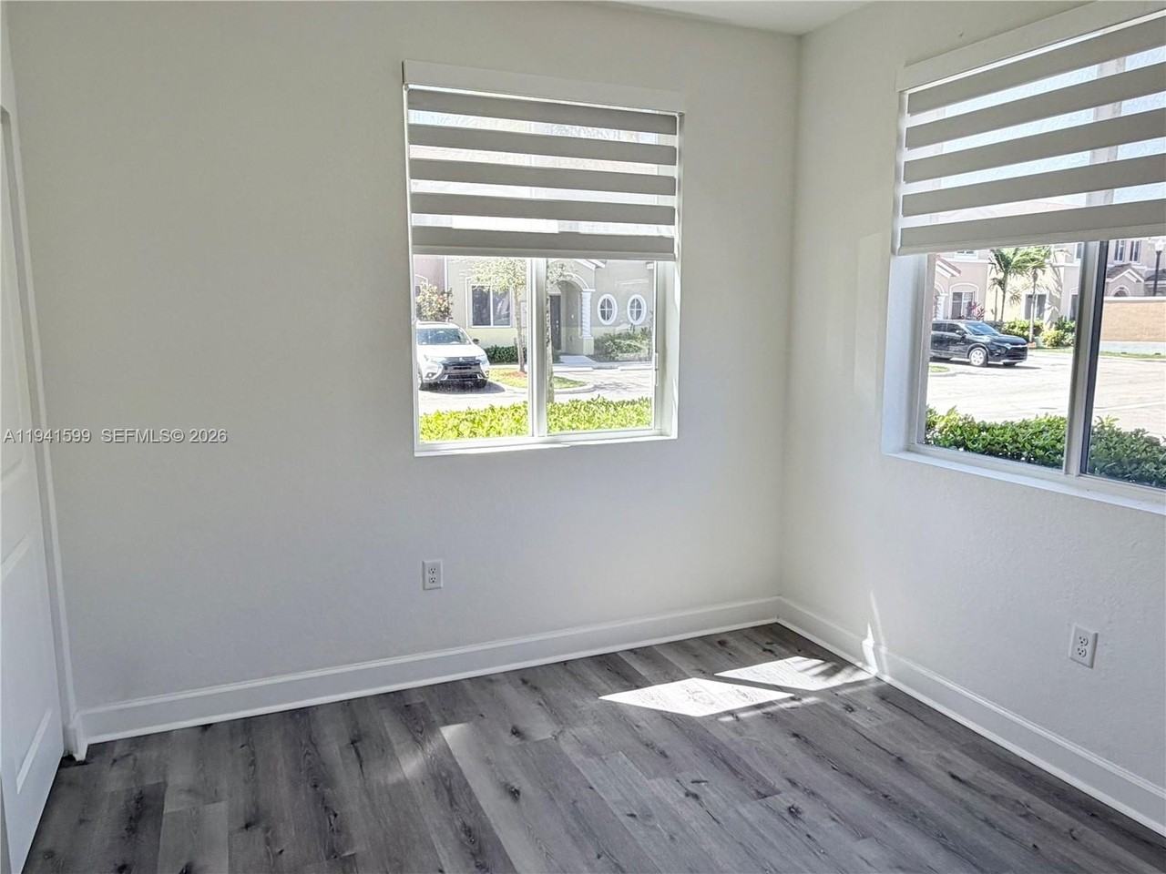 2418 Se 10th Ct - Photo 7 of 32