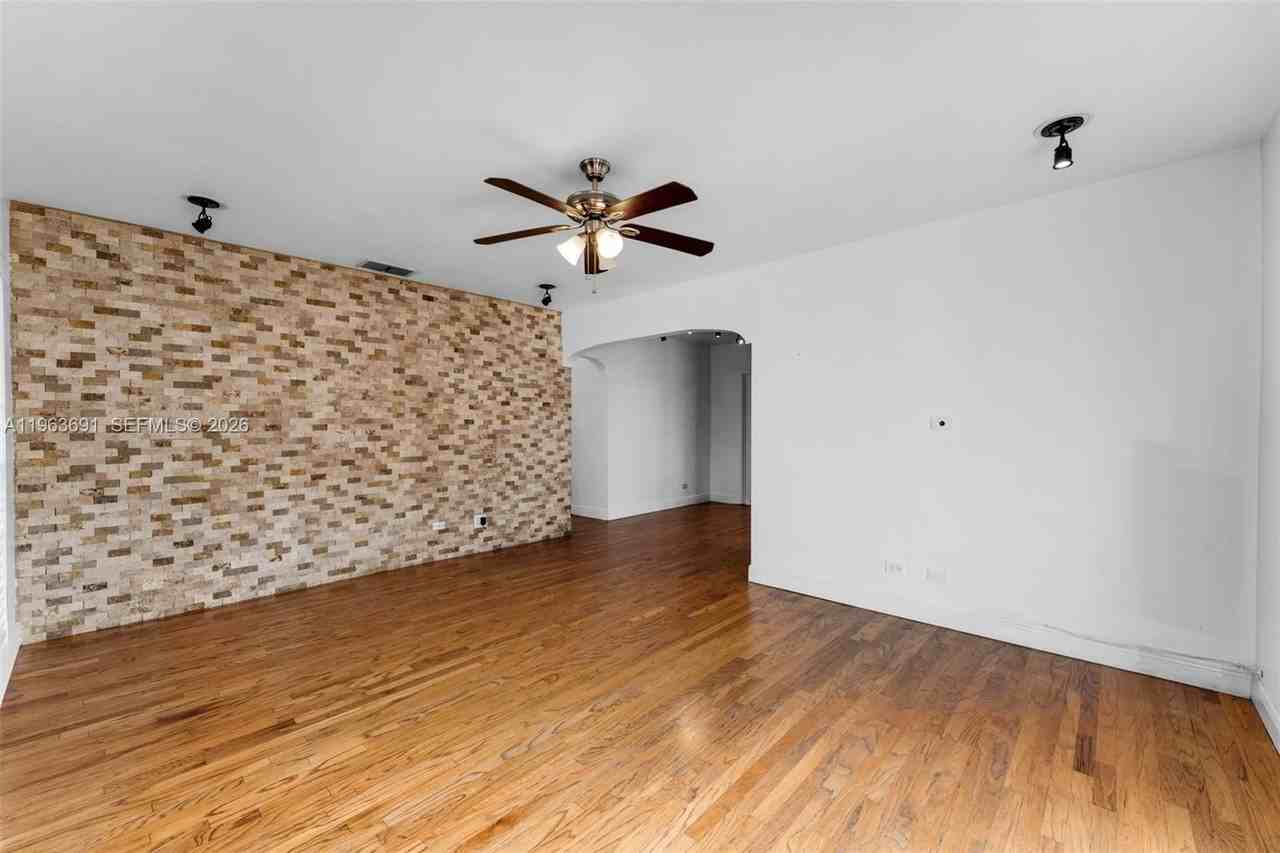 4220 Sw 13th St #4220 - Photo 6 of 32