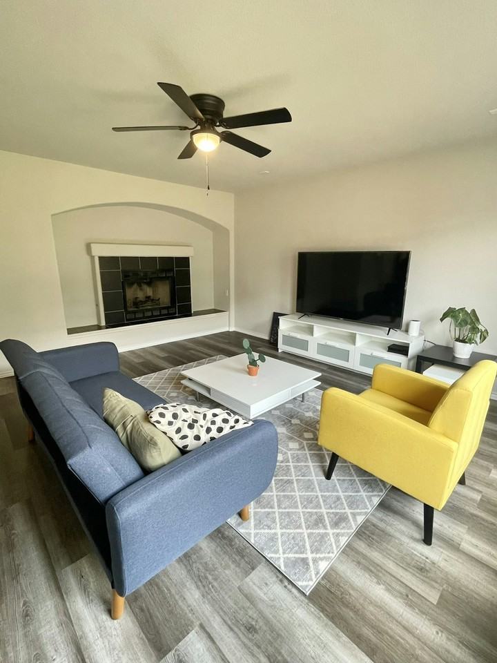 918 Satellite View, Unit Room D - Photo 4 of 9