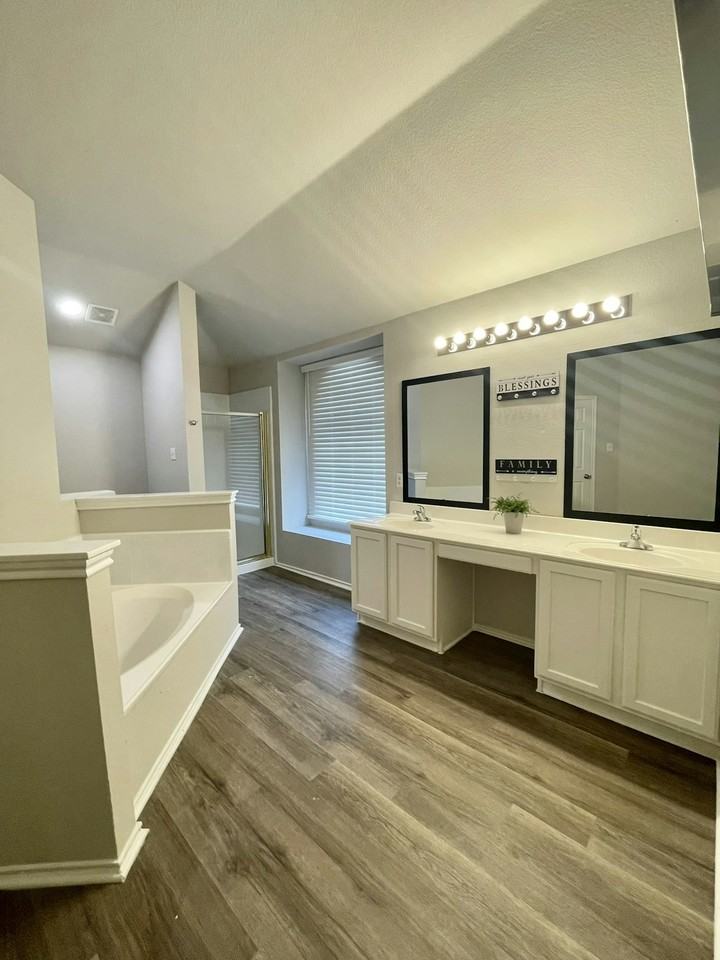 918 Satellite View, Unit Room D - Photo 7 of 9