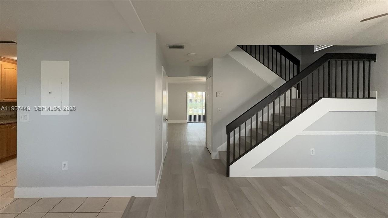 223 Lakeside Cir #223 - Photo 2 of 20