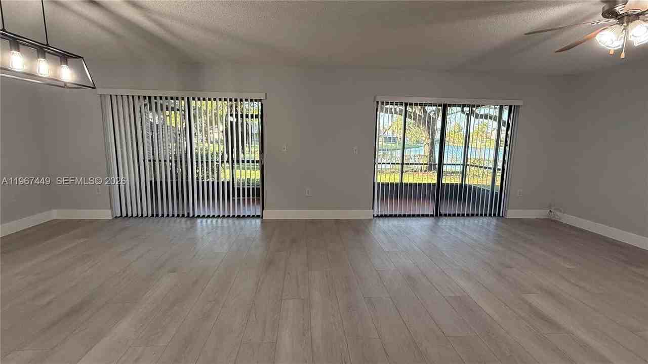 223 Lakeside Cir #223 - Photo 3 of 20