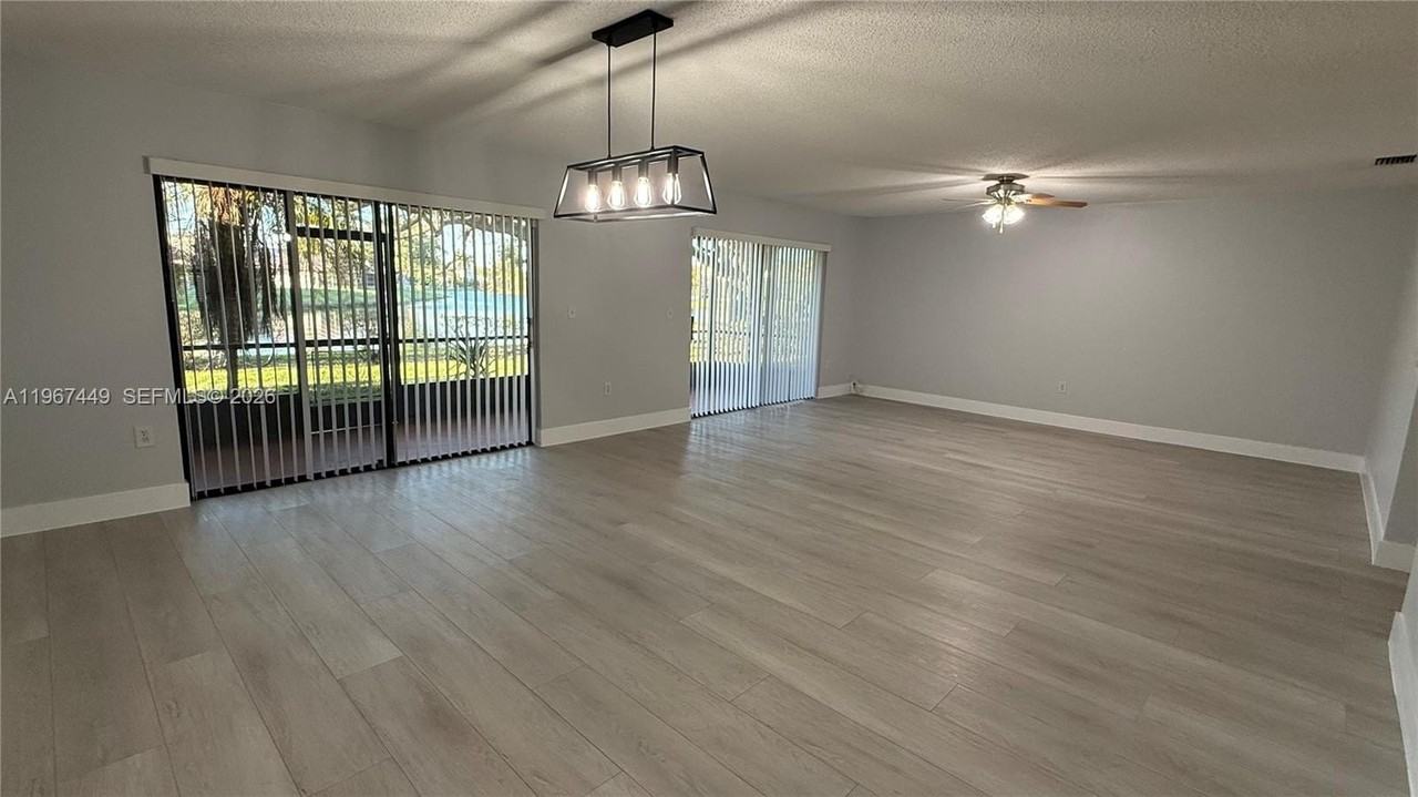 223 Lakeside Cir #223 - Photo 4 of 20