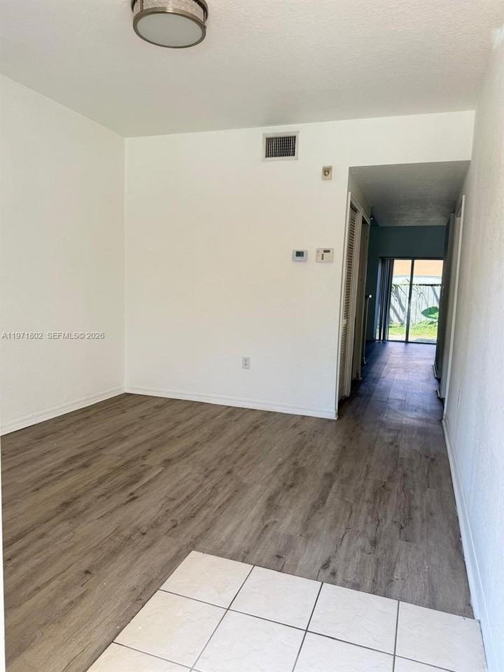 972 Sw 6th Ave - Photo 4 of 43