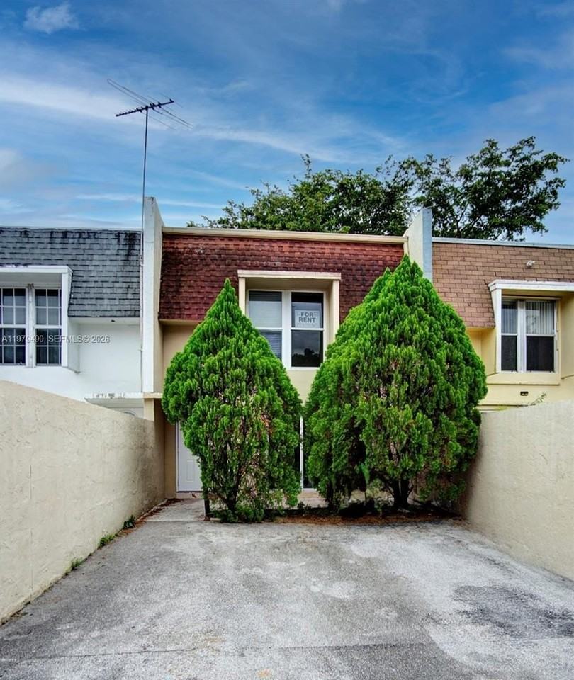 6252 Highland Ct - Photo 2 of 24