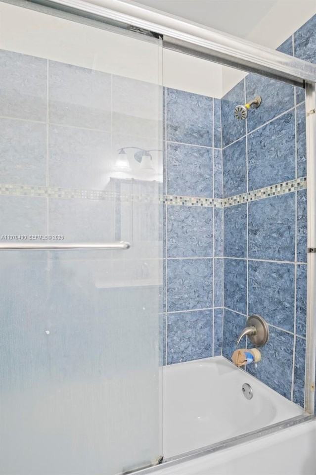 6252 Highland Ct - Photo 5 of 24