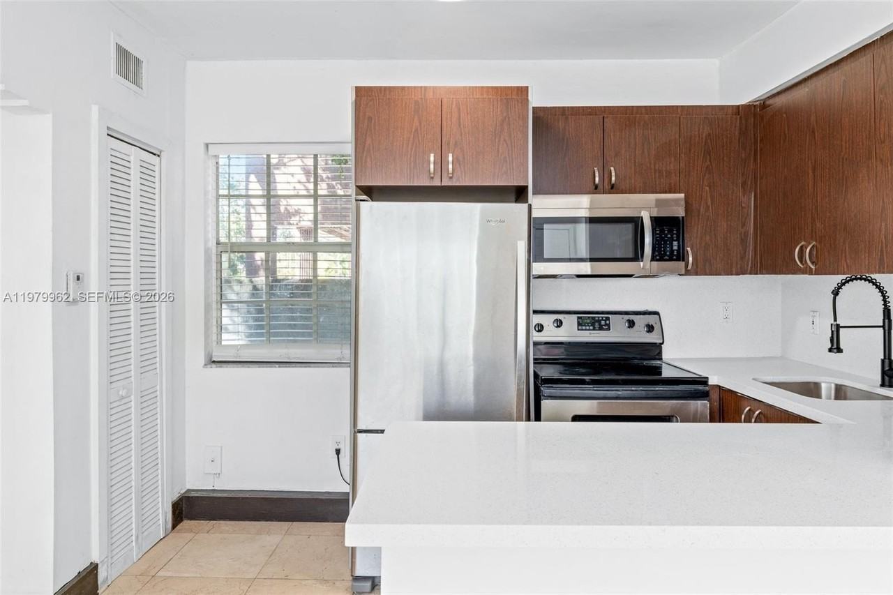 541 Ne 62nd St #10 - Photo 4 of 24