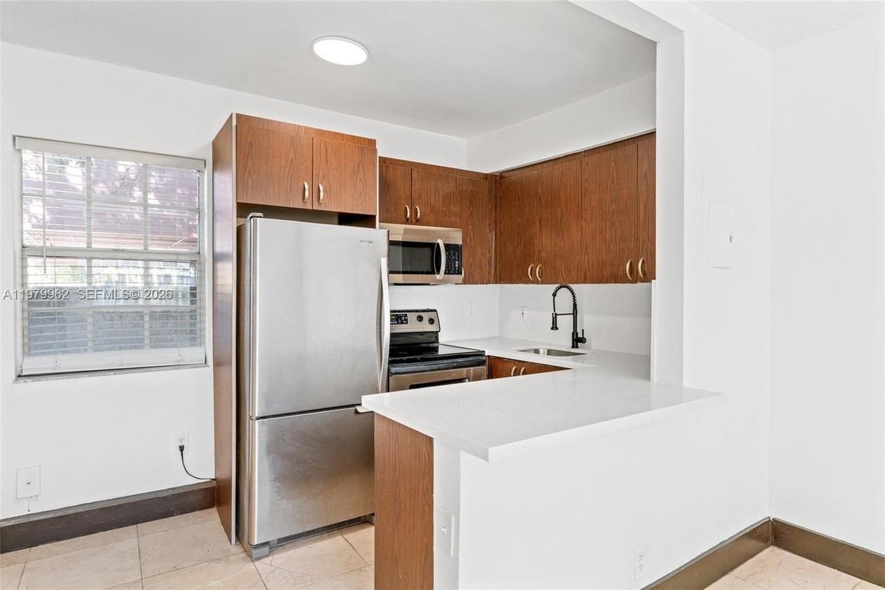 541 Ne 62nd St #10 - Photo 5 of 24