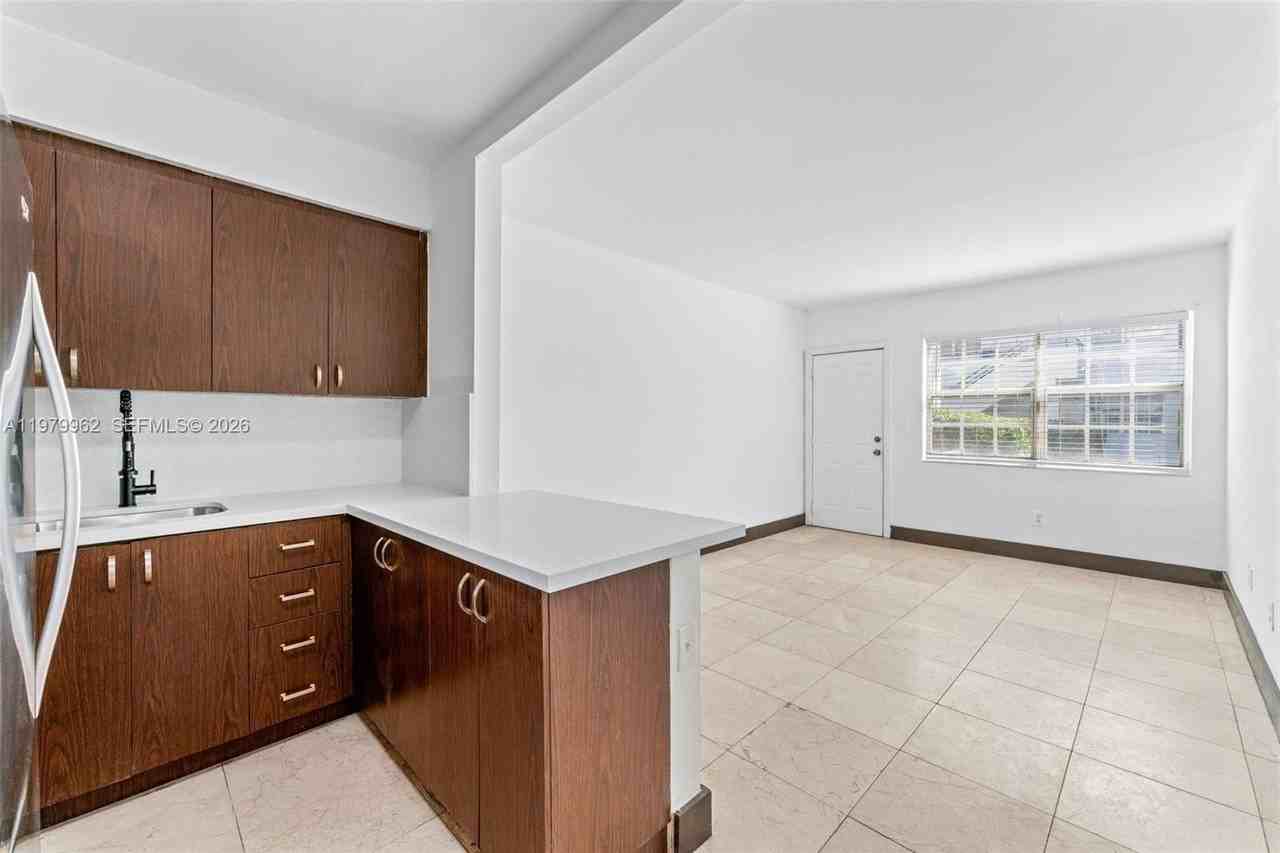 541 Ne 62nd St #10 - Photo 7 of 24