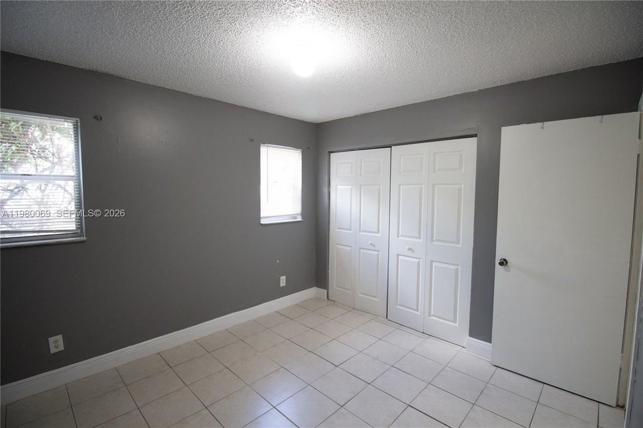 825 Sw 10th St #A - Photo 4 of 11