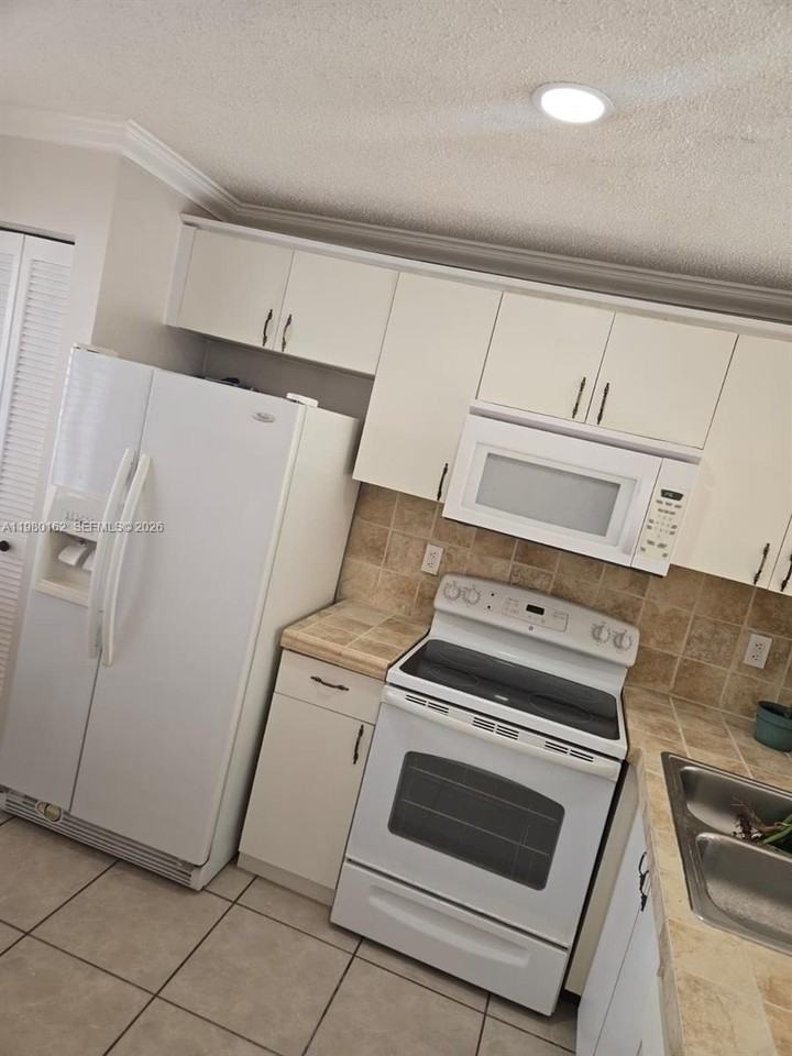 13926 Sw 175th Ter #13926 - Photo 4 of 32