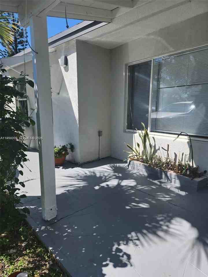 1561 Ne 29th St - Photo 2 of 16