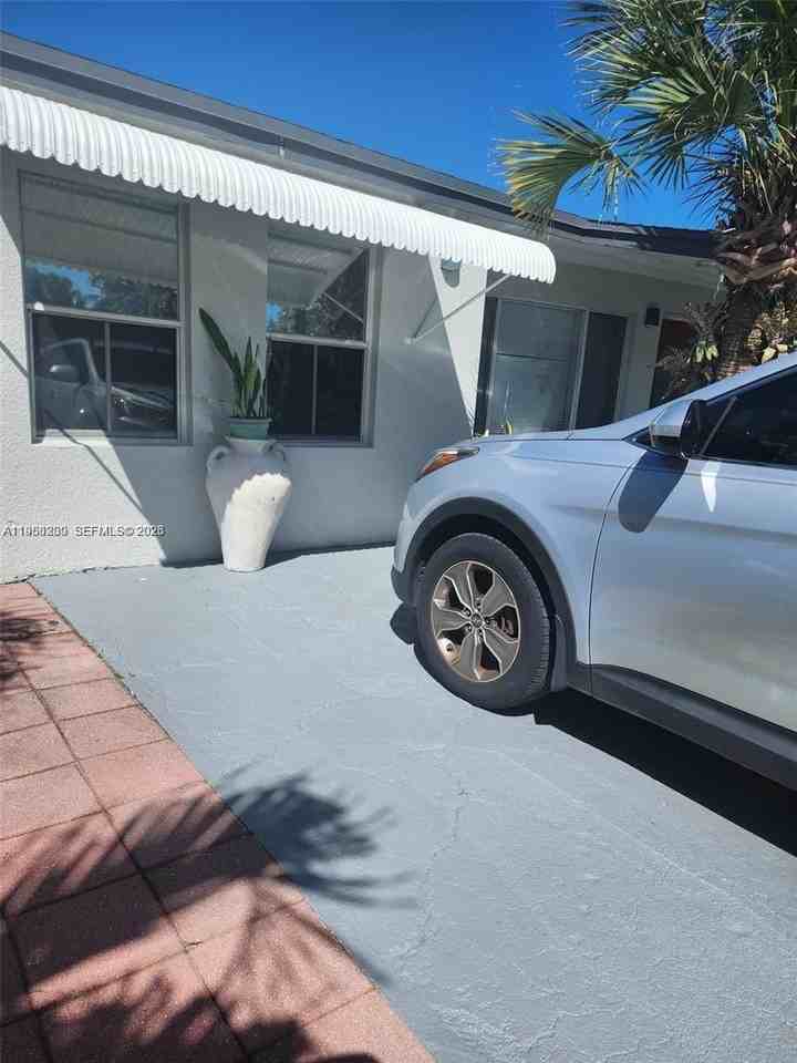 1561 Ne 29th St - Photo 3 of 16