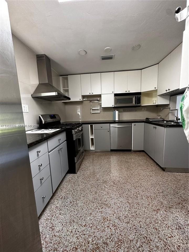 1561 Ne 29th St - Photo 5 of 16