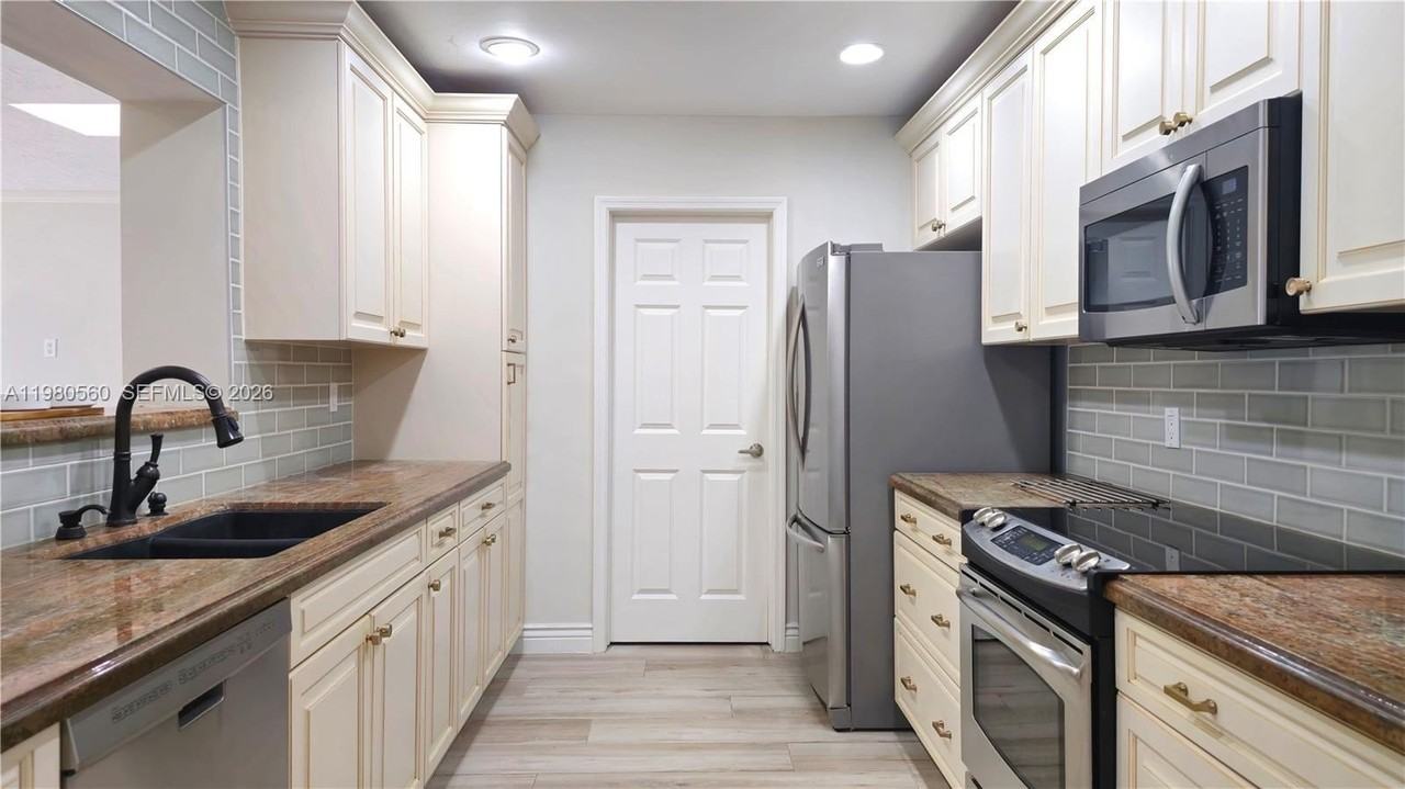 909 Sw 9th Ave - Photo 4 of 18