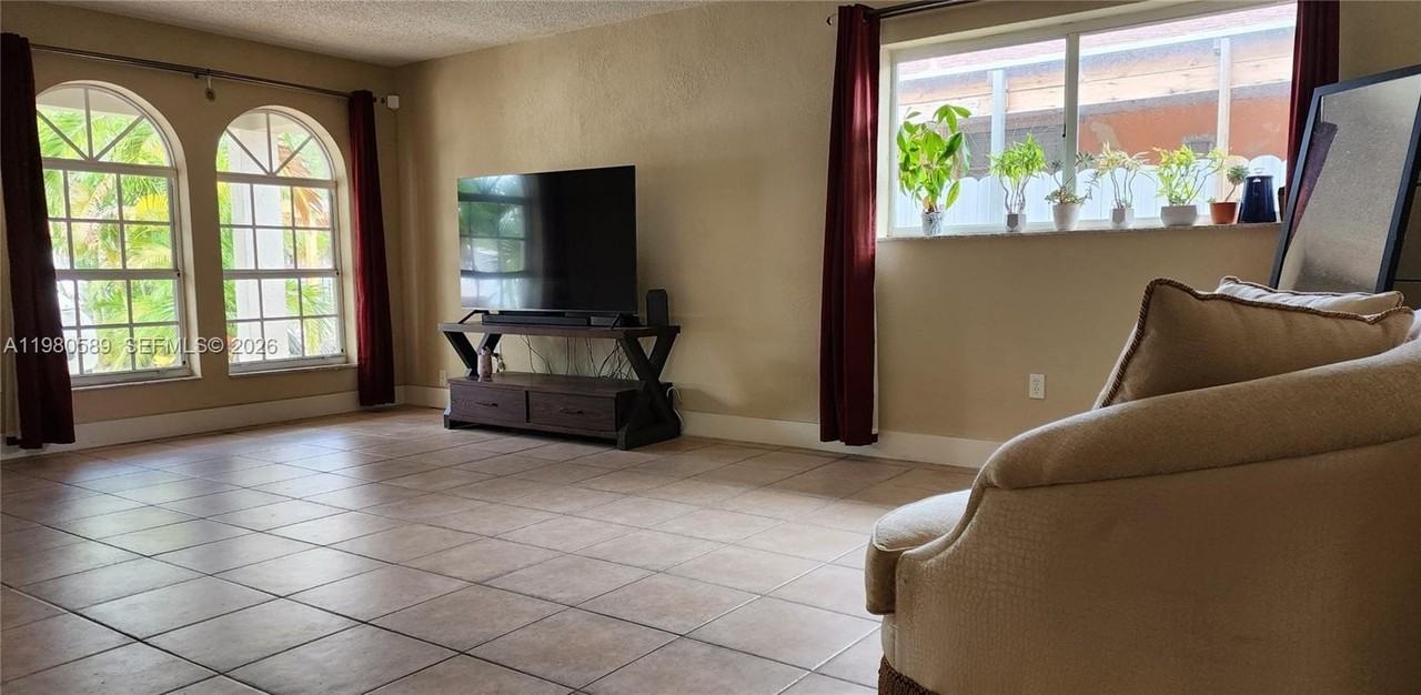 880 E 26th St - Photo 7 of 15