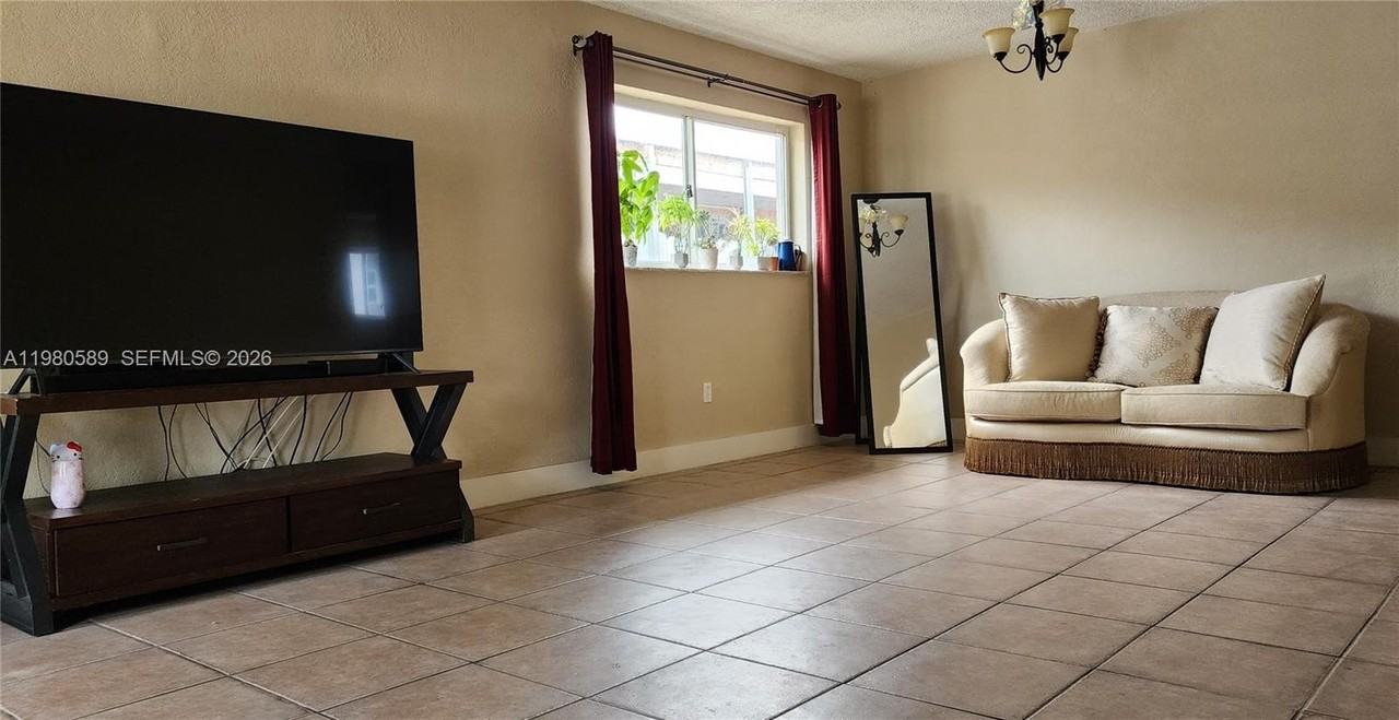 880 E 26th St - Photo 4 of 20