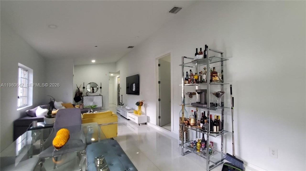 1225 Ne 32nd Ave - Photo 5 of 15