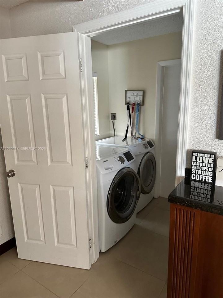 10404 Nw 5th Mnr - Photo 5 of 19