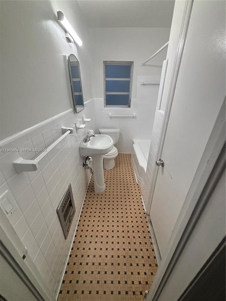 624 Ne 7th Ave #3 - Photo 5 of 7