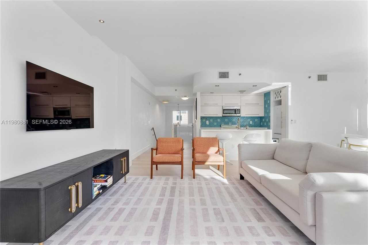 828 3rd St #314 - Photo 4 of 28