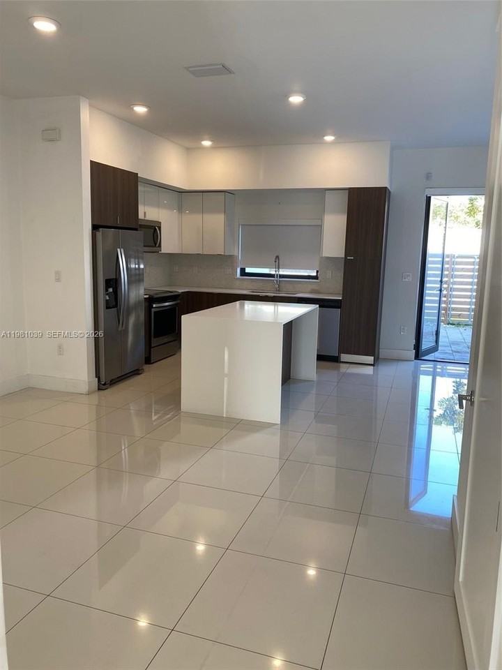 10538 Sw 118th Ave #10538 - Photo 2 of 13