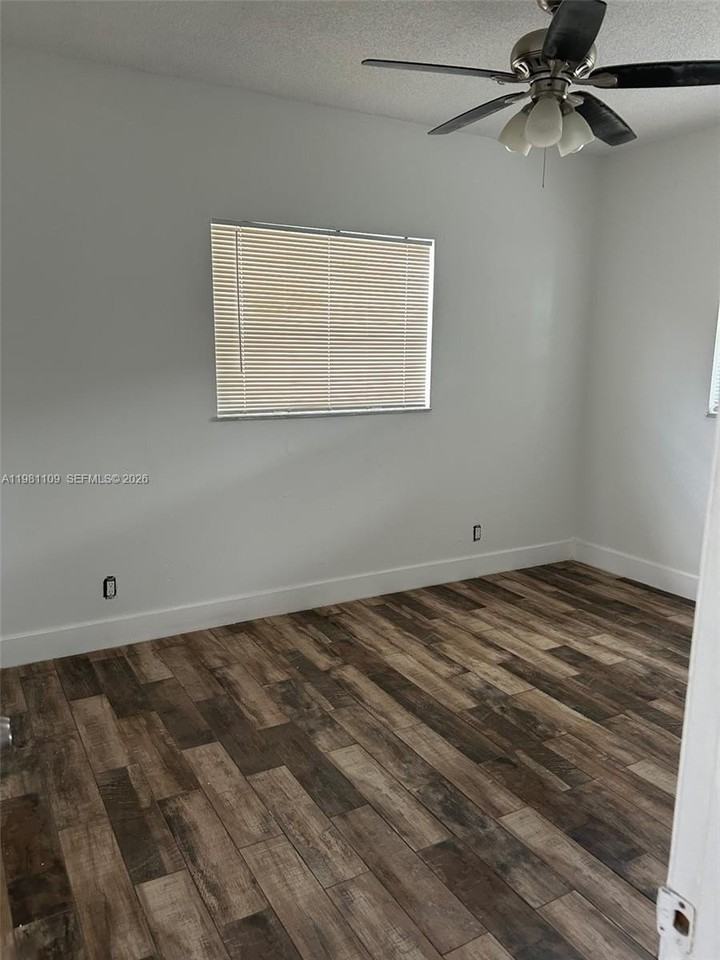 730 Sw 4th St #A - Photo 3 of 9