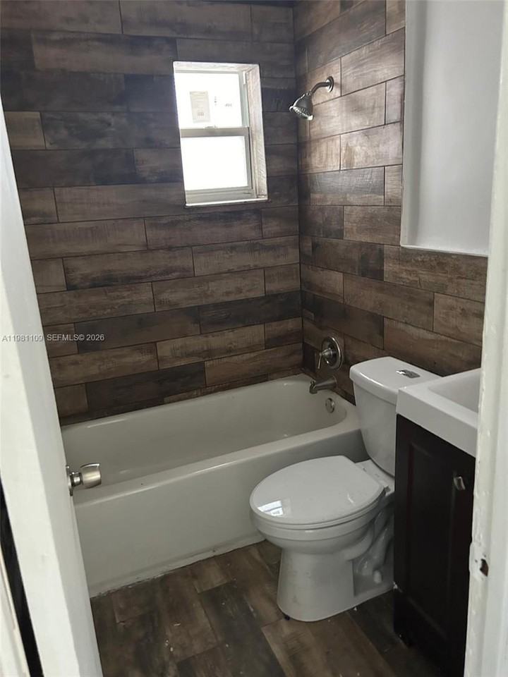 730 Sw 4th St #A - Photo 5 of 9